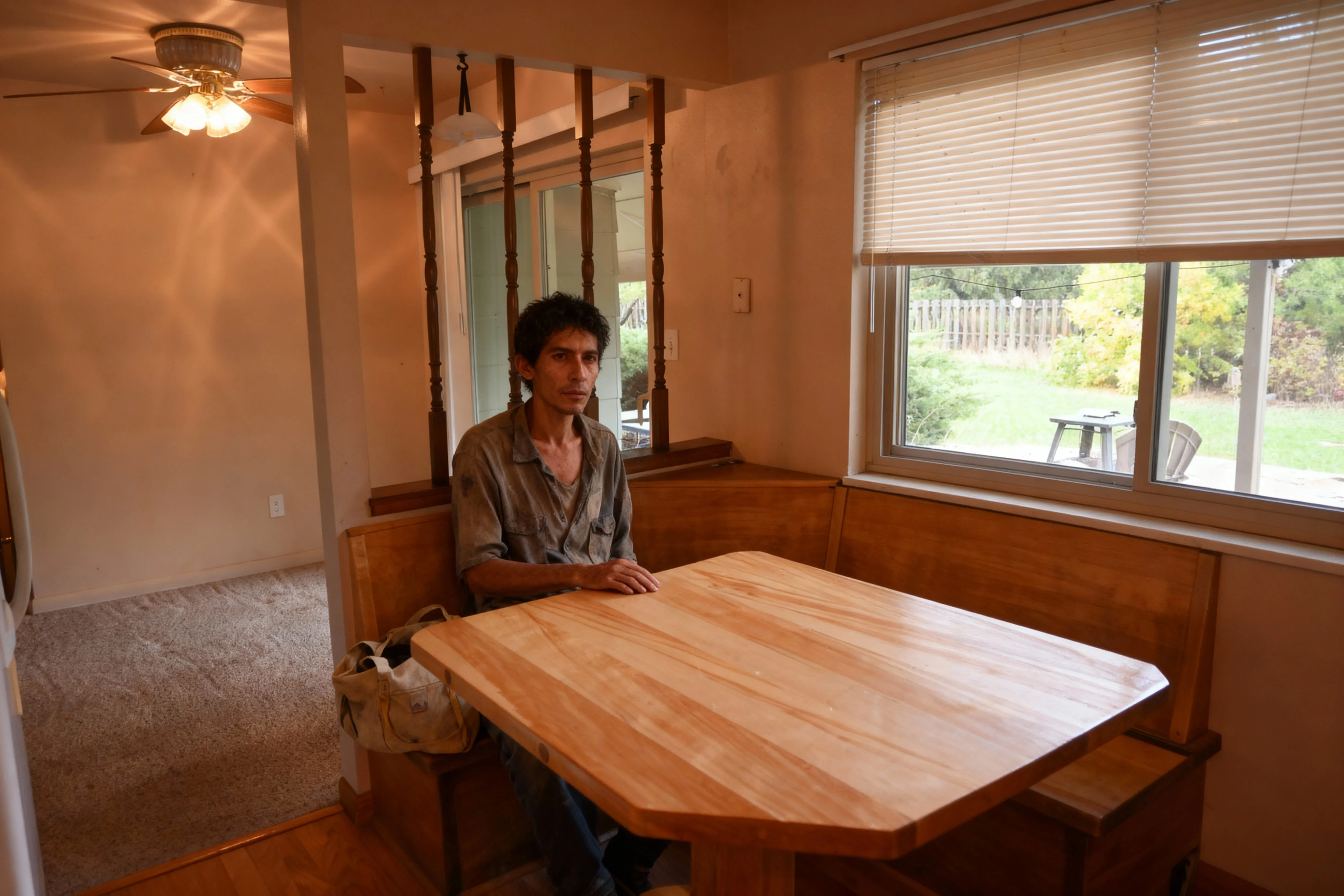 broma de hombre sin hogar con IA