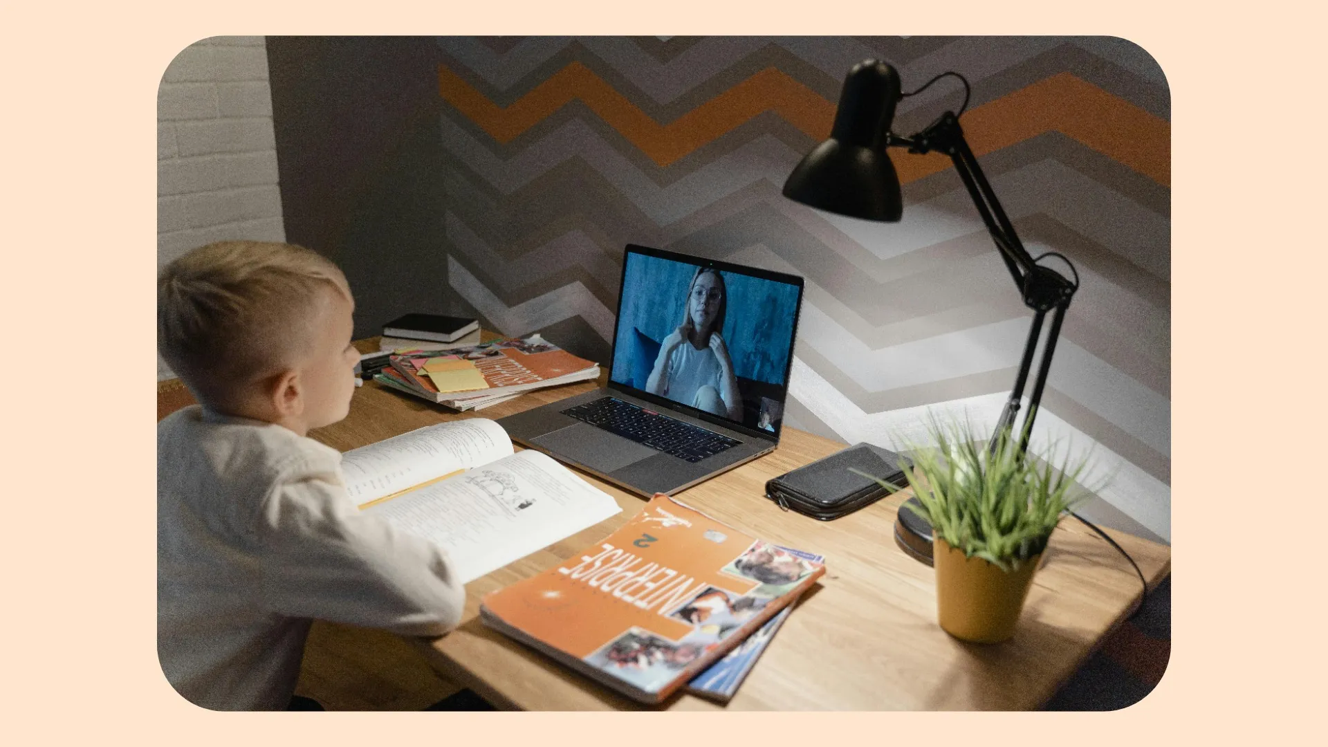 אני מעריך את בקשתך, אבל הטקסט שסיפקת נראה כמו שם קובץ (online_zoom_learning_recordings_to_enhance_V1.jpg) ולא כתוכן טקסט עשיר לתרגום.
אם אתה רוצה שאתרגם את התוכן התיאורי של התמונה הזו או שאתן תרגום בעברית למה שהשם הקובץ הזה מייצג, בואו תשתפו את תוכן הטקסט בפועל, ואני אשמח לעזור!