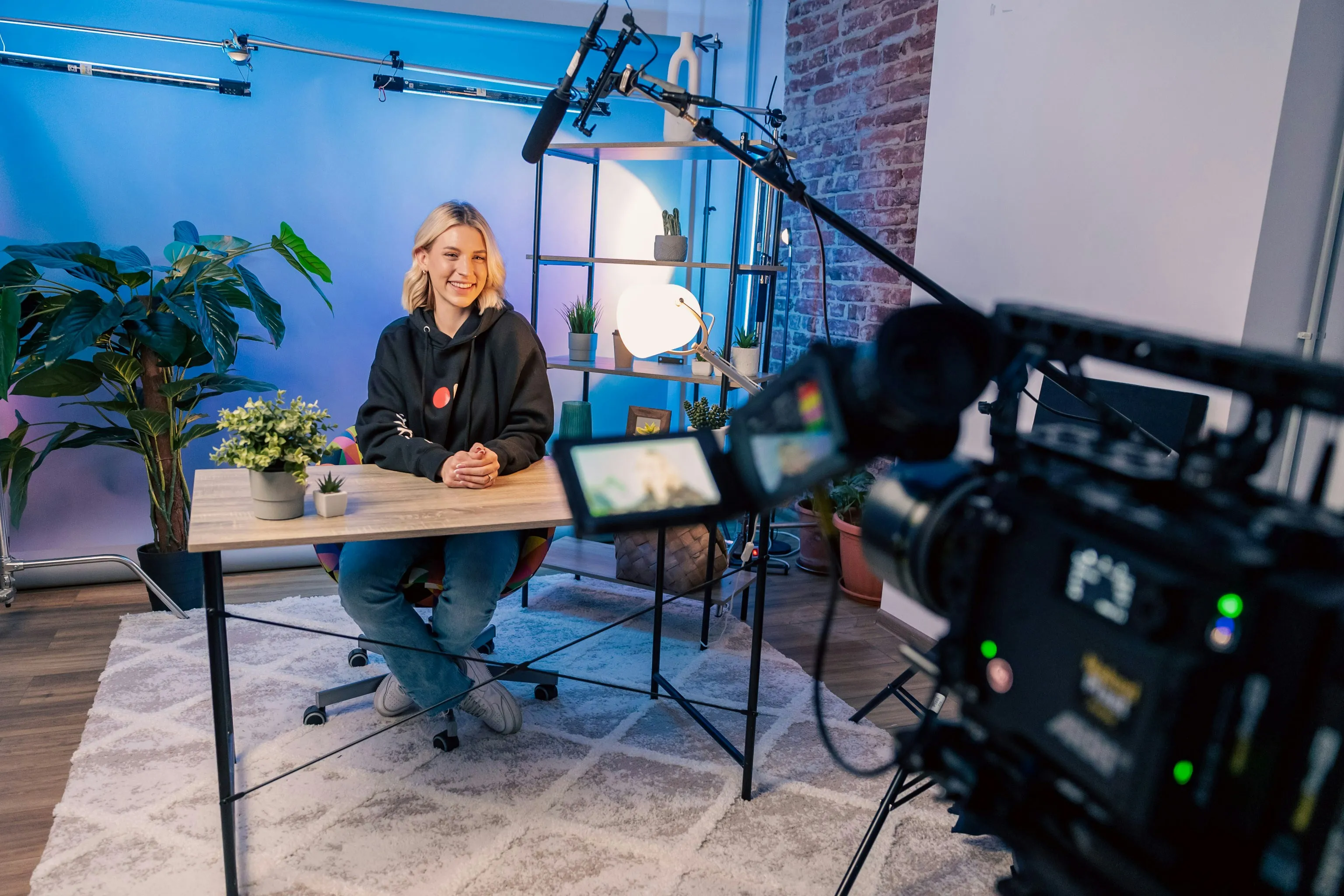Mujer grabando para YouTube