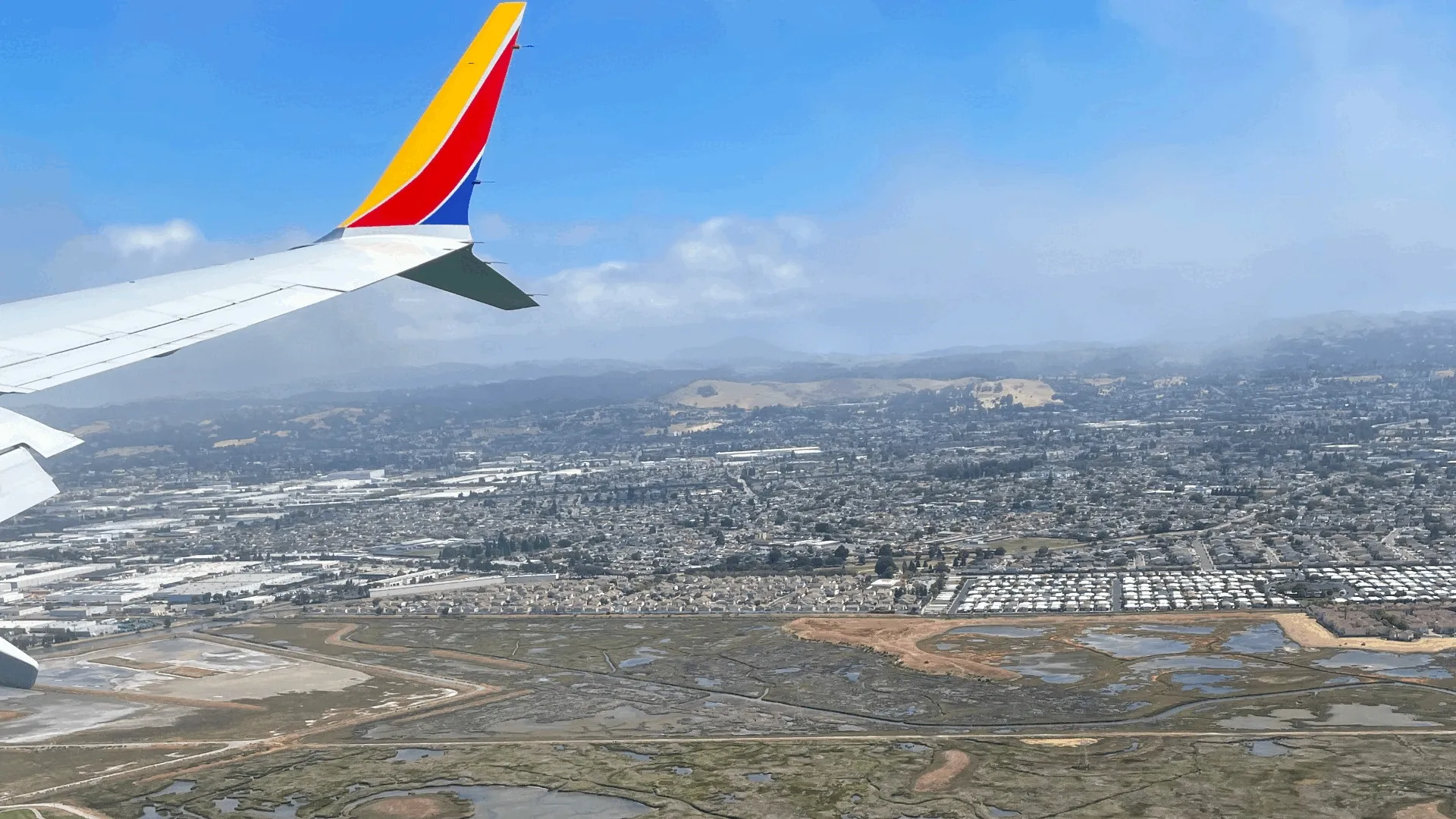 Exemplo de remoção de objeto feita por um editor de imagens com IA gratuito para testar.