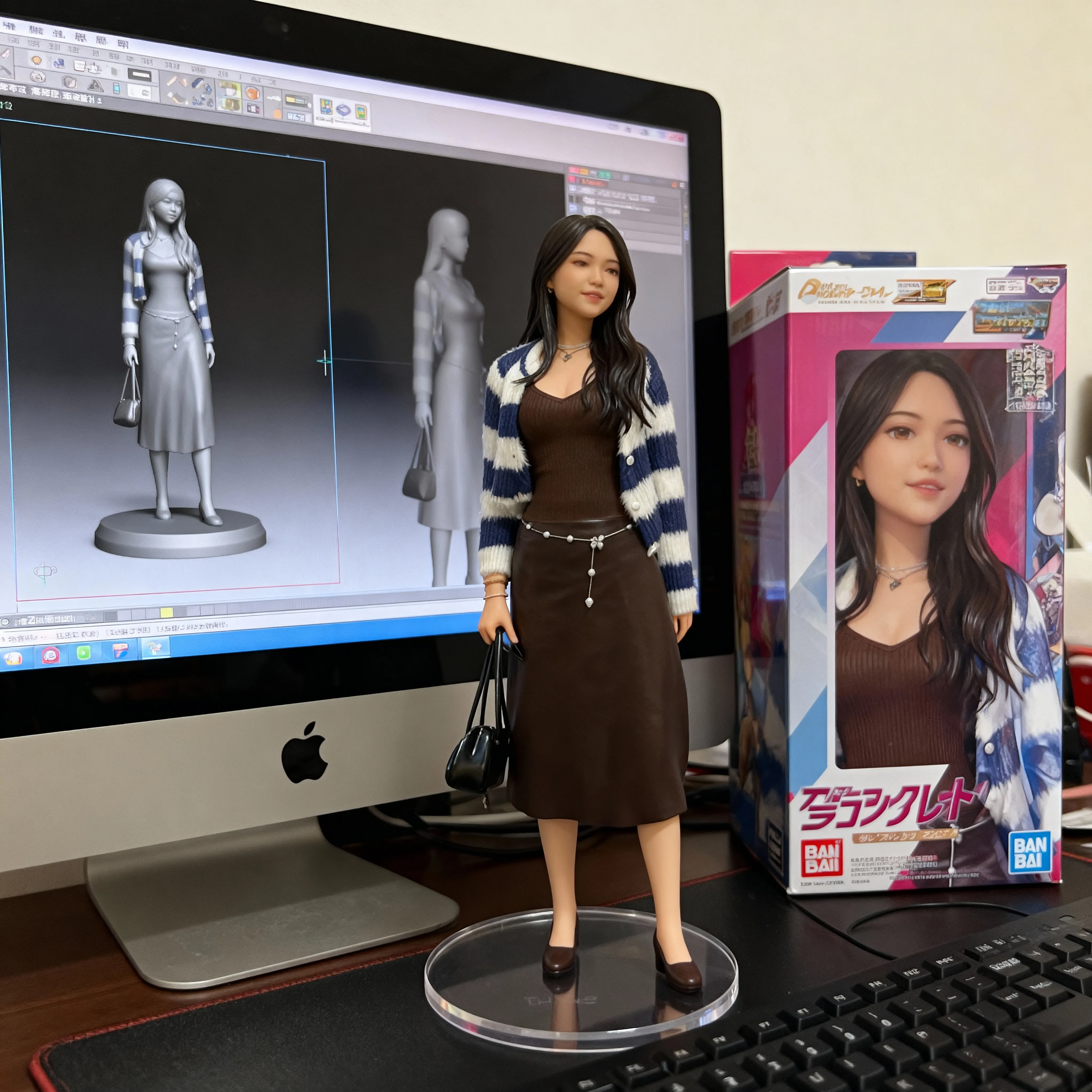 Figurita personalizada de una mujer exhibida junto a su empaque y una computadora que muestra el modelo 3D correspondiente.