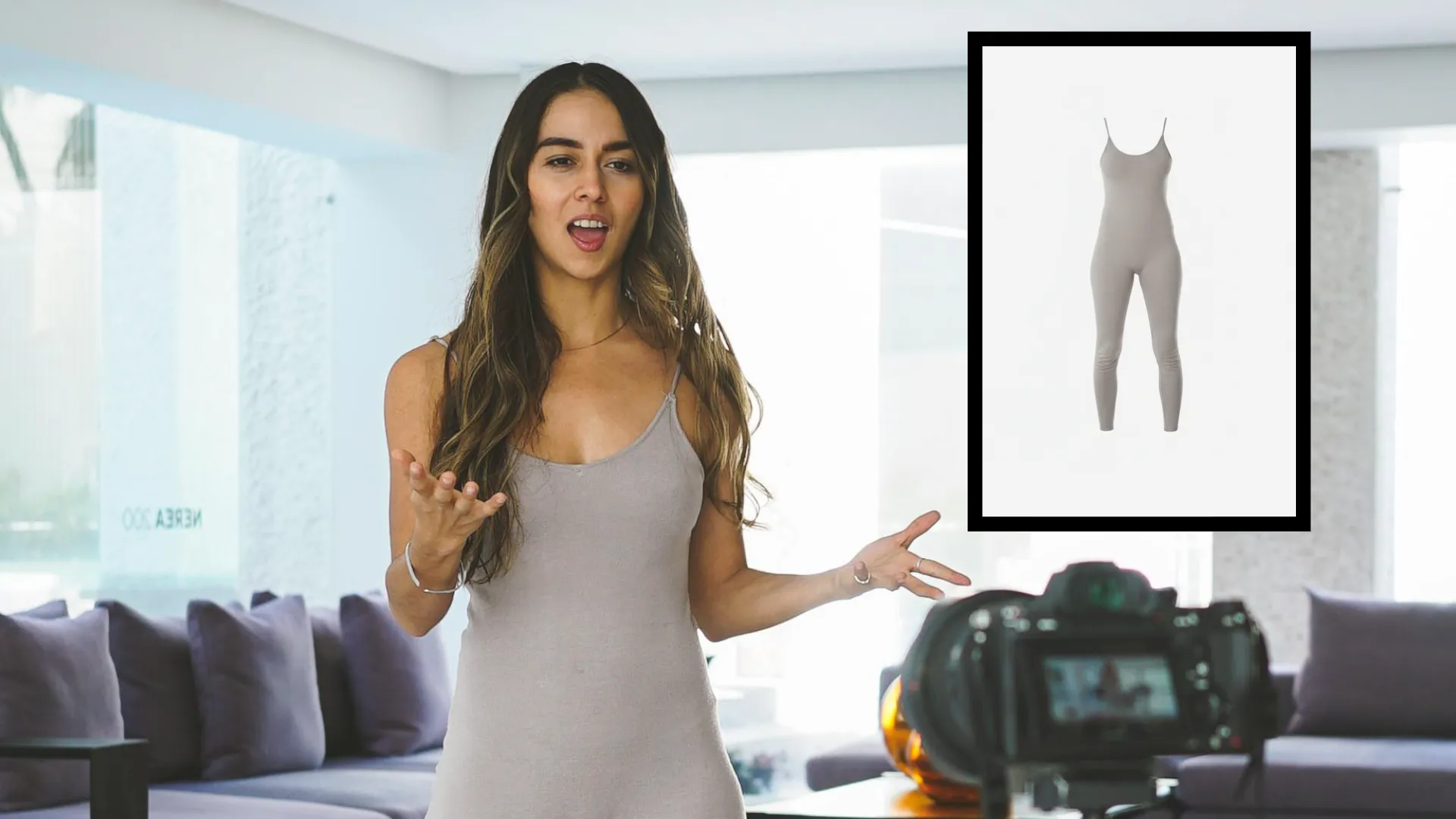 UGC creator एक influencer के साथ अपने grey leotard के बारे में बात कर रही है और समझा रही है, जिसे top right में b-roll के रूप में दिखाया गया है।png