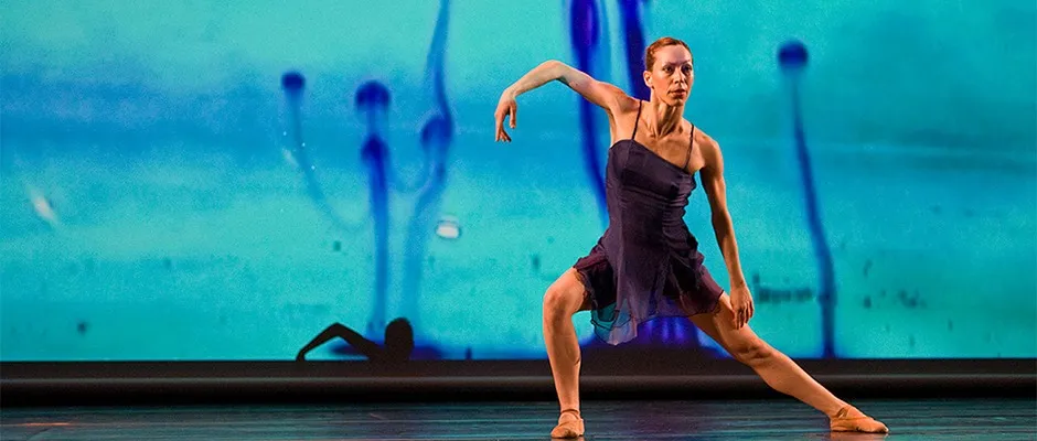 Ballerino_maschio_esegue_una_mossa_di_danza_contemporanea_in_uno_studio_V1.jpg
