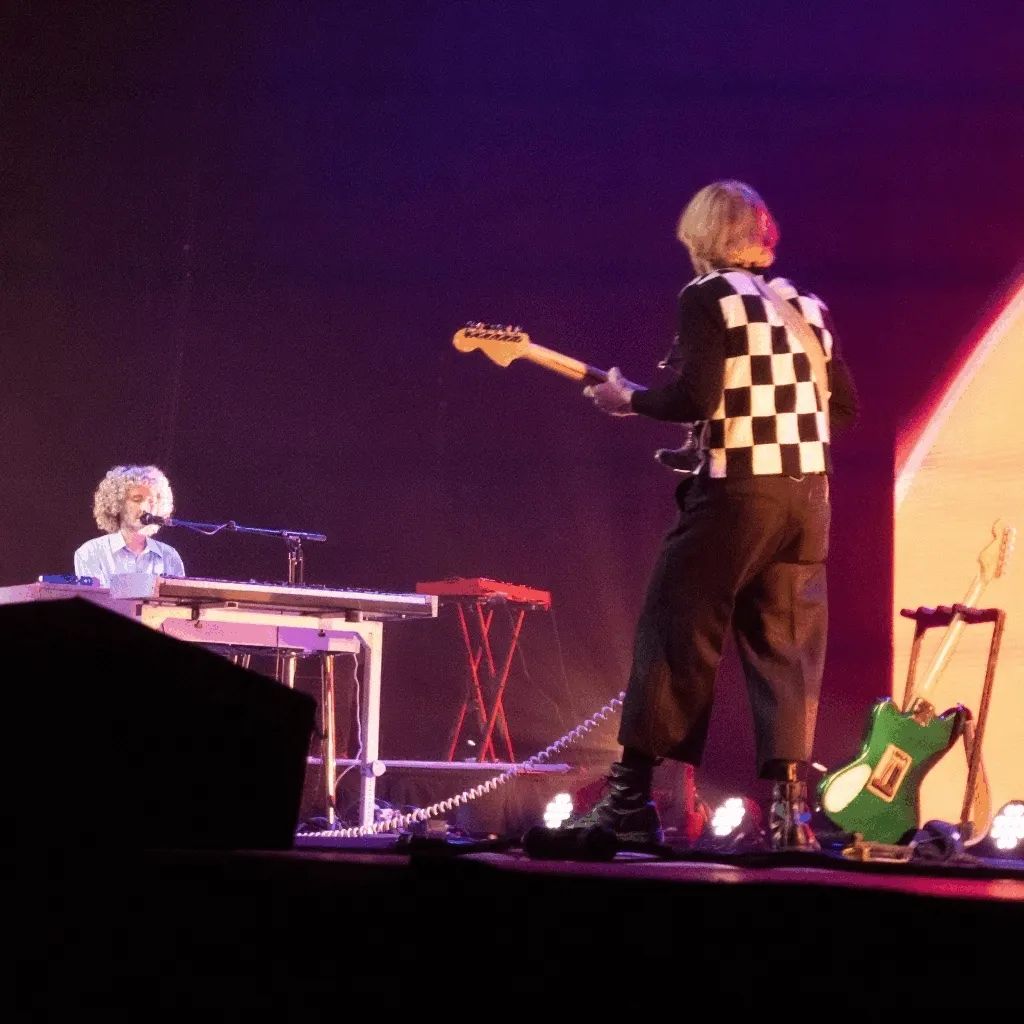 An event photo taken at a concert using an AI object remover to remove a person from the photo without photoshop.