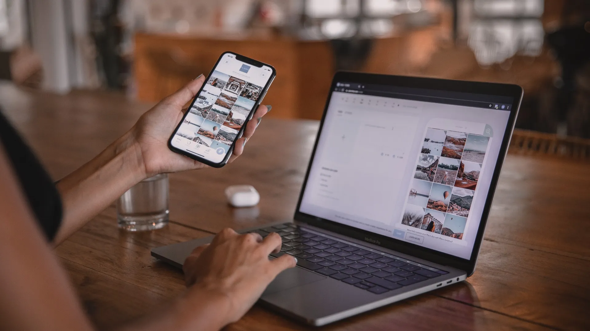 소셜 미디어 매니저가 노트북과 휴대폰으로 콘텐츠를 예약하고 있어요