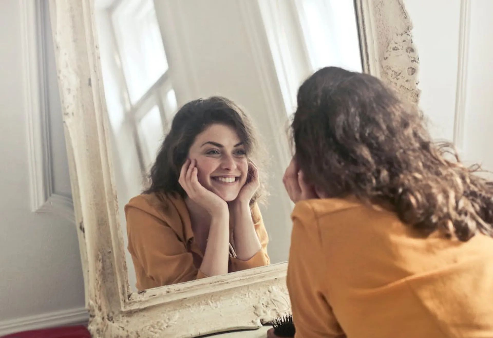 Mujer mirándose al espejo