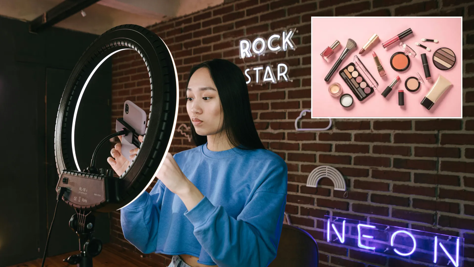 iPhone के साथ मेकअप प्रोडक्ट ट्यूटोरियल रिकॉर्ड कर रही महिला.png