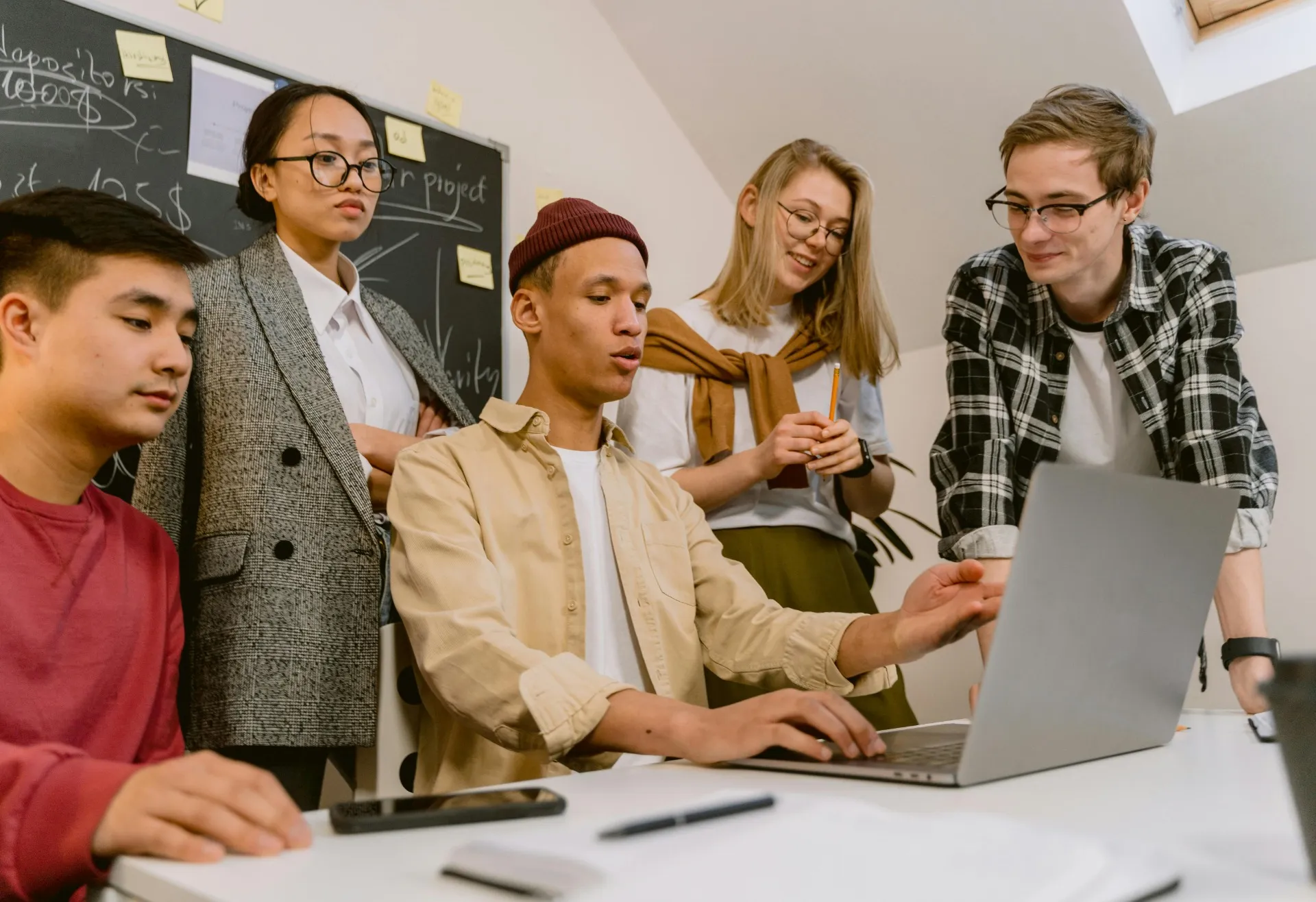 Estilosos trabalhadores de escritório colaborando