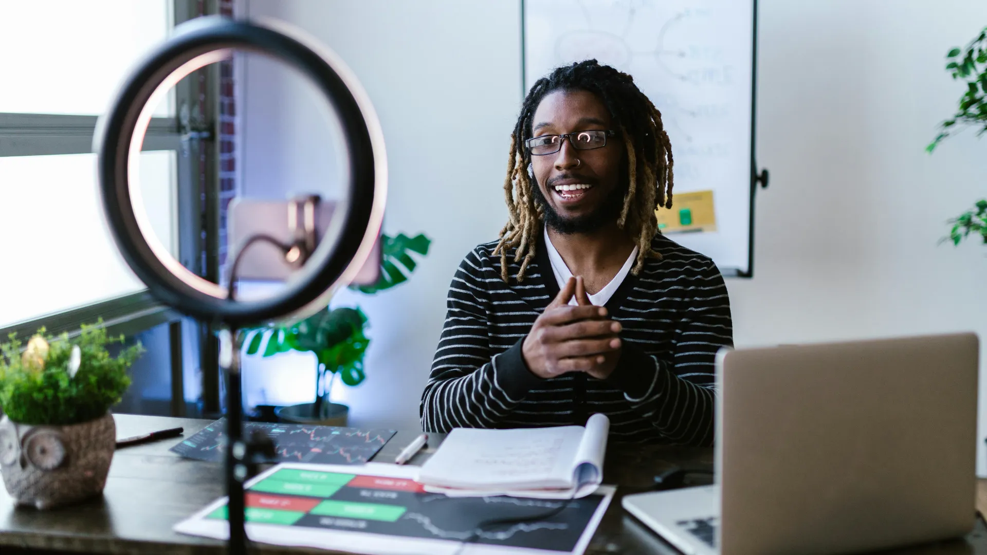 व्याख्याकार वीडियो का उदाहरण - आदमी अपनी डेस्क पर कैमरे से बात कर रहा है।png